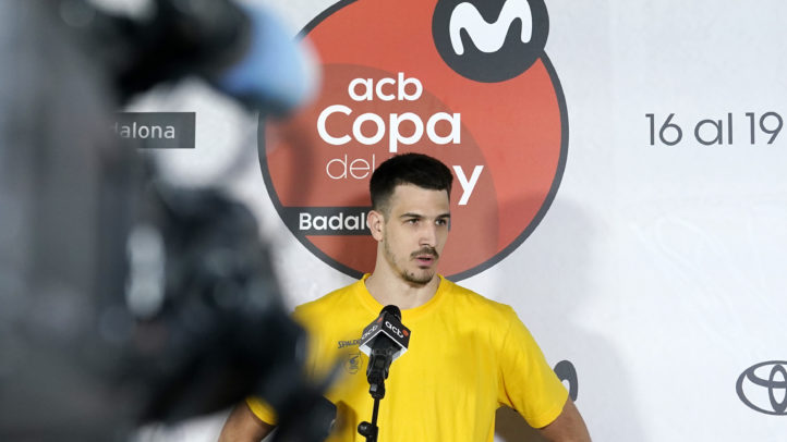 Nico Brussino habla en una conferencia de prensa durante la Copa del Rey de baloncesto.