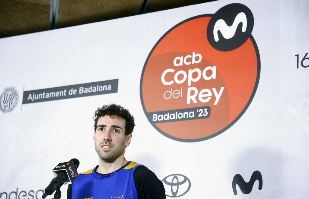 Jugador de baloncesto en conferencia, analizando el derbi copero en Badalona.