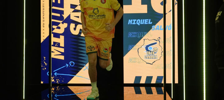 Miquel Salvó en acción, luciendo uniforme amarillo del Club Baloncesto Gran Canaria.