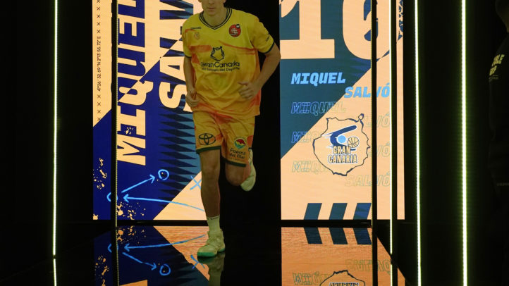 Miquel Salvó en acción, luciendo uniforme amarillo del Club Baloncesto Gran Canaria.