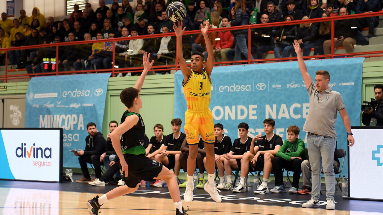 Jugador del Gran Canaria Basket lanza el balón durante la Minicopa Endesa 2023.