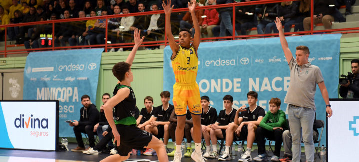 Jugador del Gran Canaria Basket lanza el balón durante la Minicopa Endesa 2023.