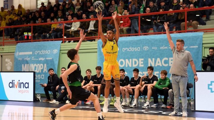 Jugador del Gran Canaria Basket lanza el balón durante la Minicopa Endesa 2023.