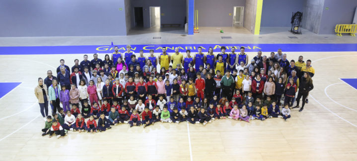 Colegios de Agaete con jugadores y entrenadores en el Gran Canaria Arena.