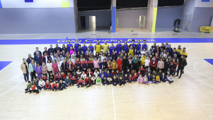Colegios de Agaete con jugadores y entrenadores en el Gran Canaria Arena.