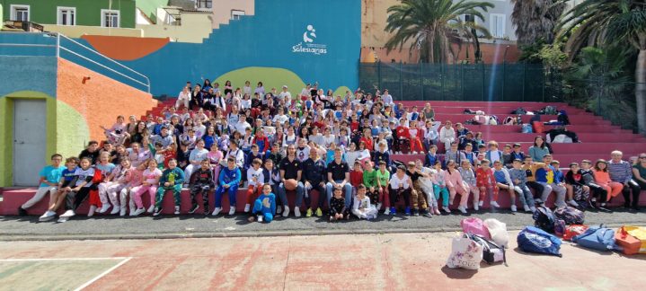 Numerosa asistencia de niños y adultos en el Colegio Salesianas 'Árbol Bonito'.