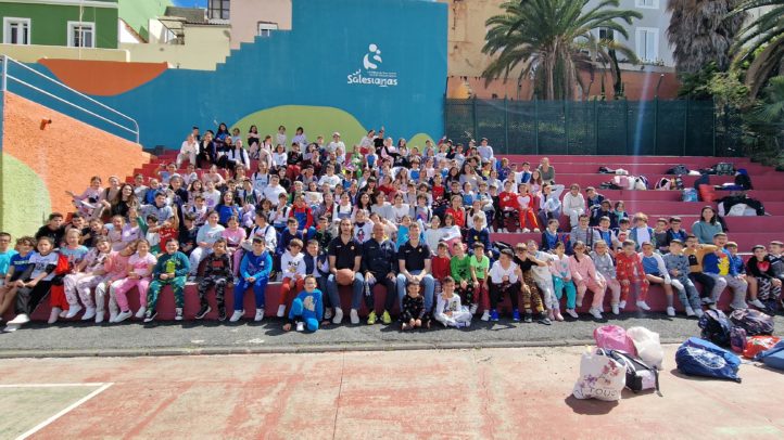 Numerosa asistencia de niños y adultos en el Colegio Salesianas 'Árbol Bonito'.