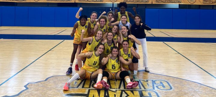 Jugadoras del Club Baloncesto Gran Canaria celebran una victoria en la cancha.