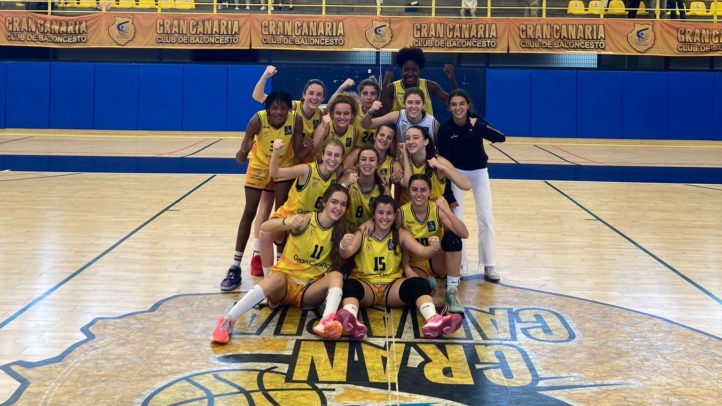 Jugadoras del Club Baloncesto Gran Canaria celebran una victoria en la cancha.