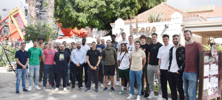 Jugadores y staff del Gran Canaria posan juntos en Casa Fataga durante un almuerzo.