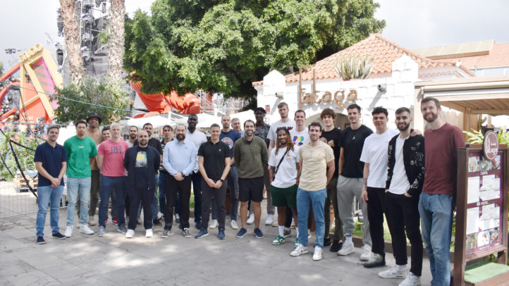 Jugadores y staff del Gran Canaria posan juntos en Casa Fataga durante un almuerzo.