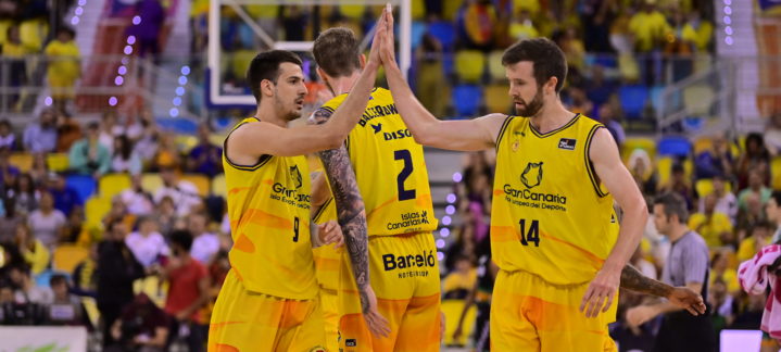 Jugadores del Gran Canaria celebran tras una jugada en el partido contra Bilbao Basket.