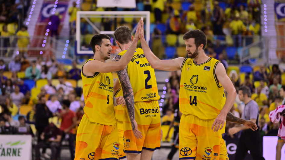 Jugadores del Gran Canaria celebran tras una jugada en el partido contra Bilbao Basket.