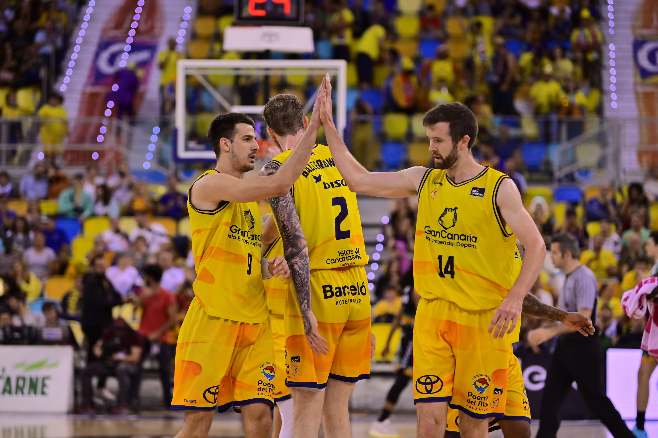 Jugadores del Gran Canaria celebran tras una jugada en el partido contra Bilbao Basket.
