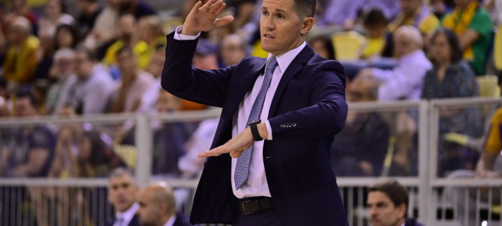 Jaka Lakovic dando instrucciones y animando al equipo desde la línea de banda.