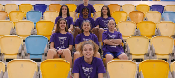 infinitas’, la campaña del Club Baloncesto Gran Canaria para conmemorar el 8M, Día Internacional de las Mujeres",Grupo de jugadoras del Club Baloncesto Gran Canaria en un evento por el 8M.