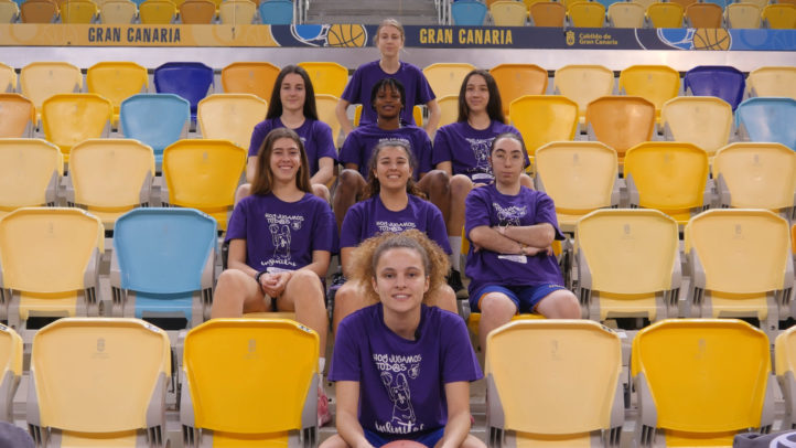 infinitas’, la campaña del Club Baloncesto Gran Canaria para conmemorar el 8M, Día Internacional de las Mujeres",Grupo de jugadoras del Club Baloncesto Gran Canaria en un evento por el 8M.