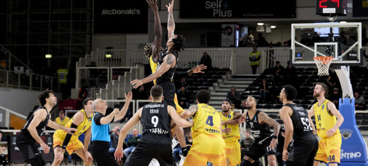 Salto inicial entre jugadores de baloncesto en un partido de Eurocup.