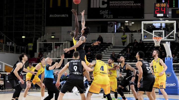 Salto inicial entre jugadores de baloncesto en un partido de Eurocup.