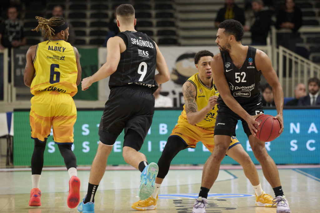 Jugadores de baloncesto compiten en un partido entre Gran Canaria y Trento.