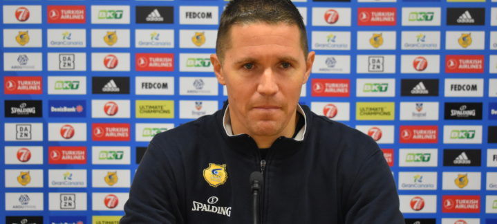 Jaka Lakovic en conferencia de prensa, con fondo de patrocinadores del club.