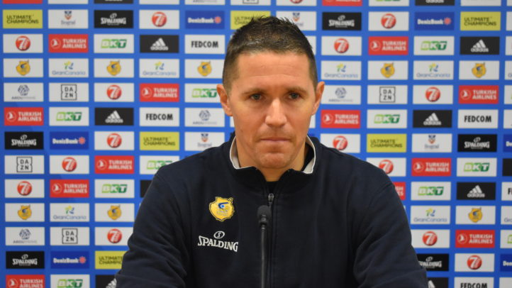 Jaka Lakovic en conferencia de prensa, con fondo de patrocinadores del club.