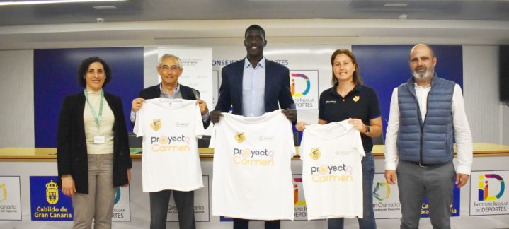 Presentación del Proyecto Carmen con camisetas en apoyo a la Asociación Española contra el Cáncer.