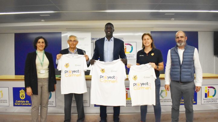 Presentación del Proyecto Carmen con camisetas en apoyo a la Asociación Española contra el Cáncer.