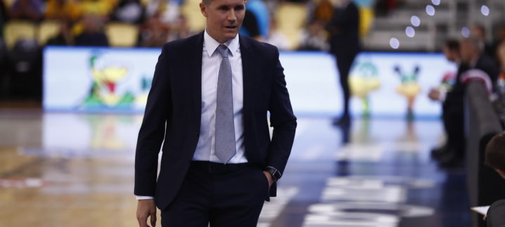 Entrenador del Club Baloncesto Gran Canaria durante un partido, con actitud reflexiva.
