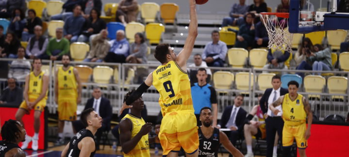 Jugador del Gran Canaria salta para realizar un tiro a canasta en un partido de Eurocup.