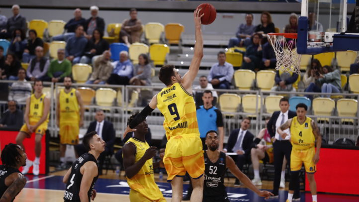 Jugador del Gran Canaria salta para realizar un tiro a canasta en un partido de Eurocup.