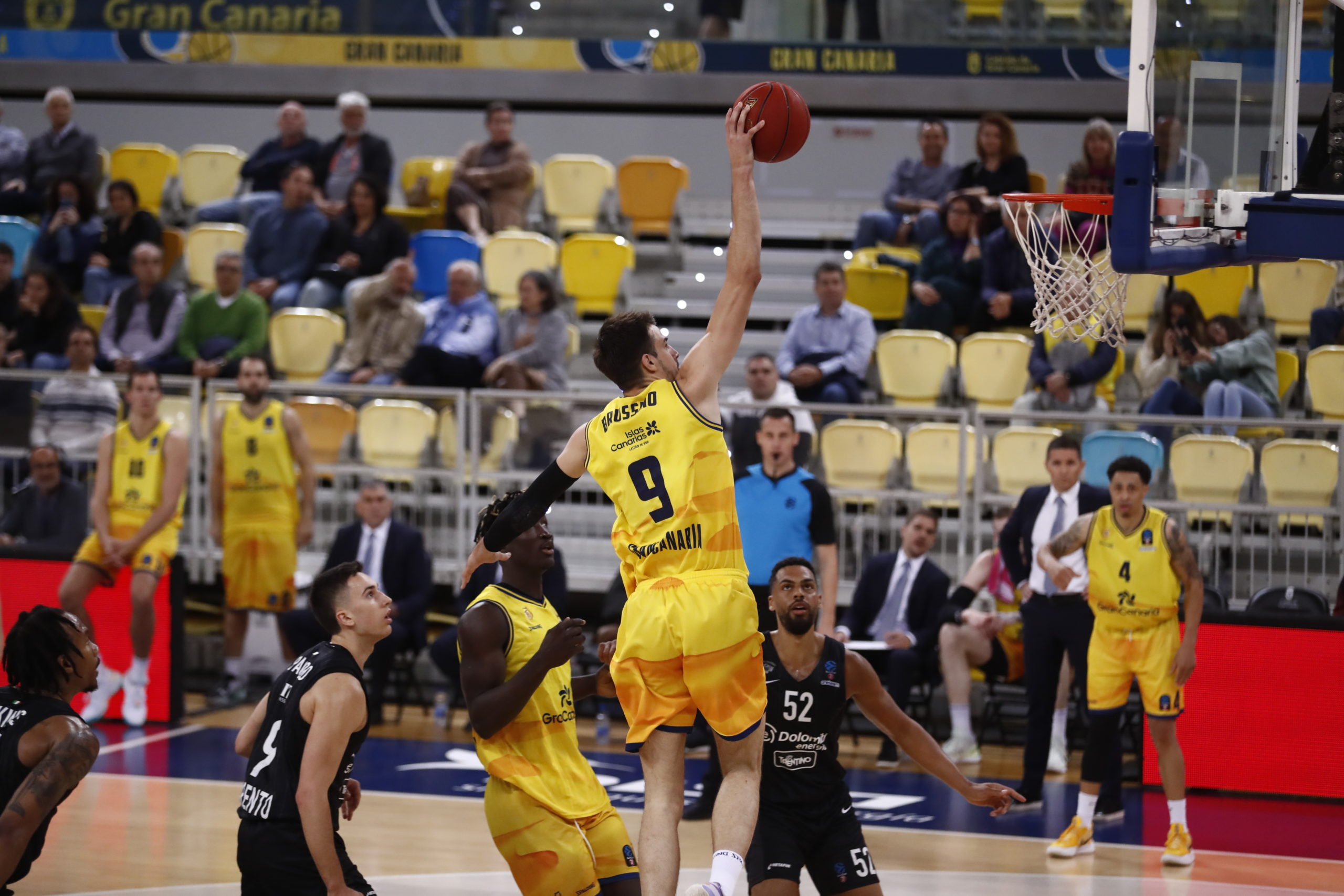 Jugador del Gran Canaria salta para realizar un tiro a canasta en un partido de Eurocup.