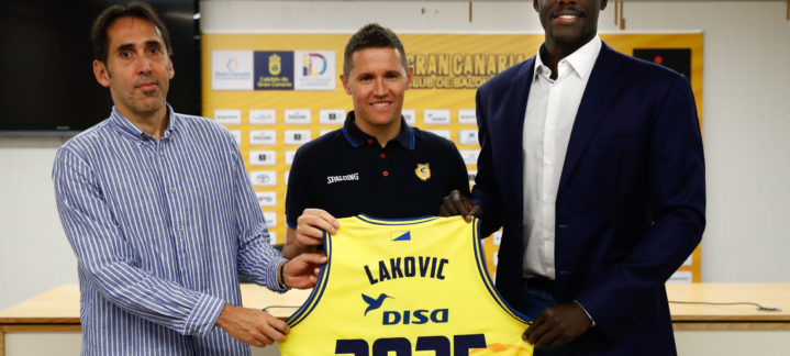 Jaka Lakovic sostiene una camiseta con su nombre y el año 2025, en rueda de prensa.
