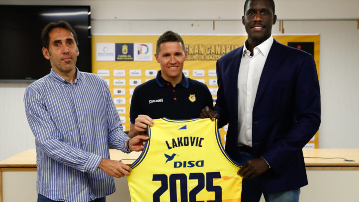 Jaka Lakovic sostiene una camiseta con su nombre y el año 2025, en rueda de prensa.
