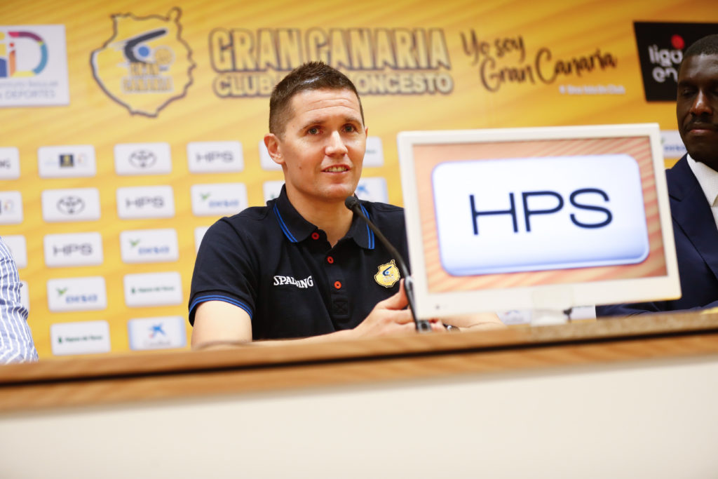 Entrenador Jaka Lakovic en rueda de prensa tras renovar con el Club Gran Canaria.
