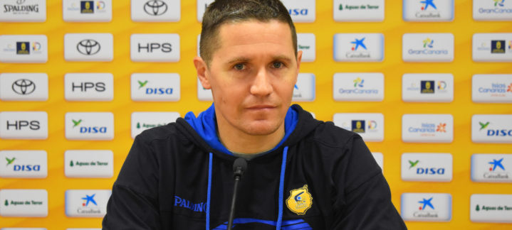 Jaka Lakovic en rueda de prensa, analizando el próximo partido contra el Covirán Granada.