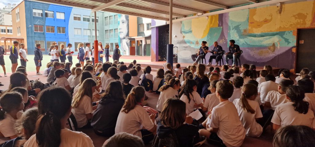 Estudiantes del CEIP Fernando Guanarteme escuchando a jugadores del CB Gran Canaria.