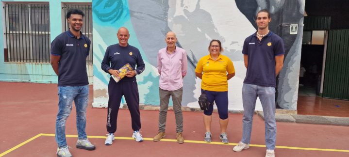 Jugadores y personal del CB Gran Canaria en el CEIP Fernando Guanarteme, agradeciendo la acogida.