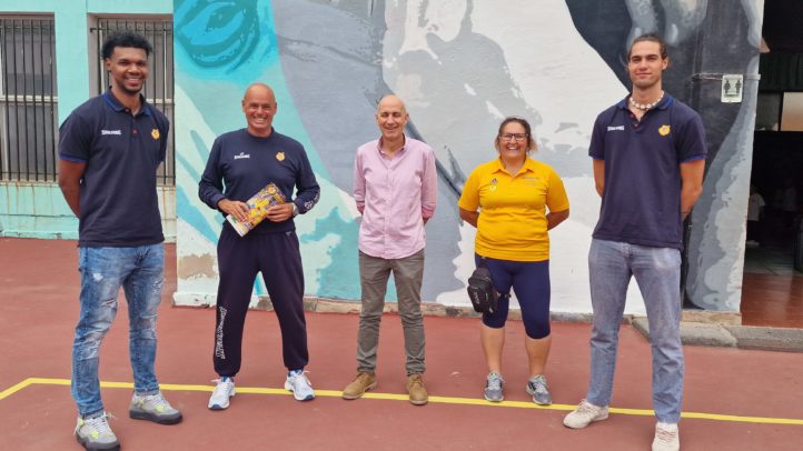 Jugadores y personal del CB Gran Canaria en el CEIP Fernando Guanarteme, agradeciendo la acogida.