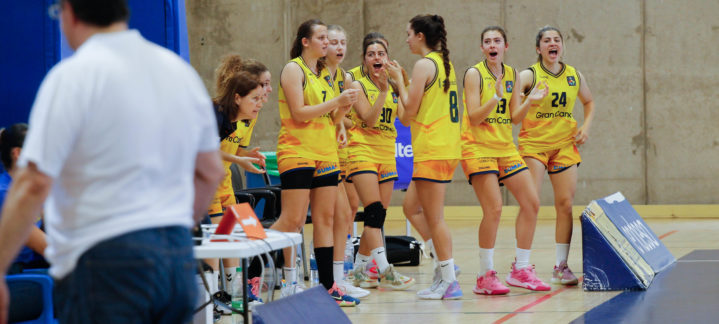 Jugadoras del Club Baloncesto Gran Canaria celebran emocionadas durante un partido.