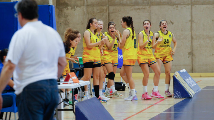 Jugadoras del Club Baloncesto Gran Canaria celebran emocionadas durante un partido.