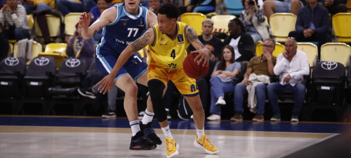 Jugador del Gran Canaria driblando el balón, mientras es defendido por un rival del Turk Telekom.