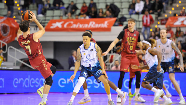Jugador del Gran Canaria en acción frente al UCAM Murcia, durante un partido de baloncesto.