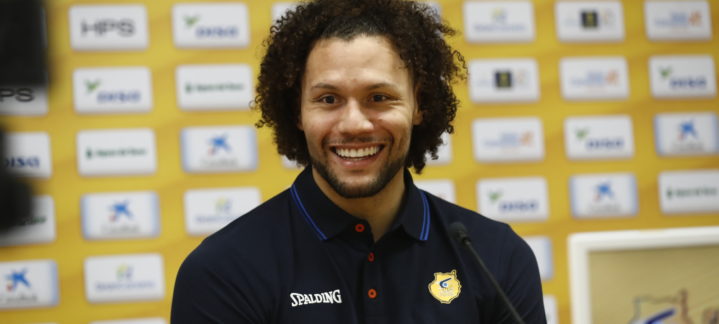 en su presentación: ""Lo que el 'coach' me pida, lo haré con los ojos cerrados""",Michael Carrera sonríe durante su presentación en el Club Baloncesto Gran Canaria.