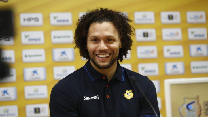 en su presentación: ""Lo que el 'coach' me pida, lo haré con los ojos cerrados""",Michael Carrera sonríe durante su presentación en el Club Baloncesto Gran Canaria.