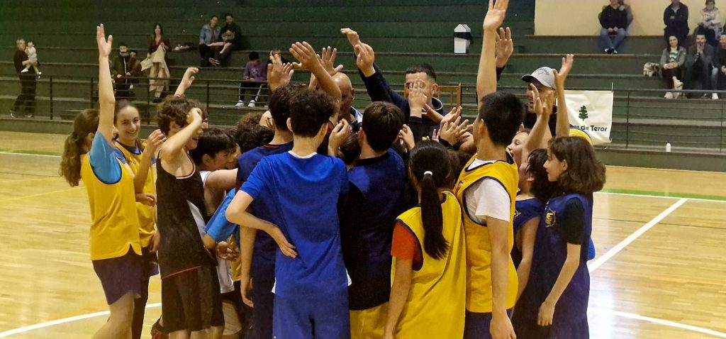  Valleseco y San Mateo comparten una jornada de baloncesto",Grupo de jóvenes baloncestistas celebrando en un entrenamiento.