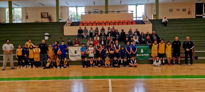 Valleseco y San Mateo comparten una jornada de baloncesto",Jornada de baloncesto con niños y entrenadores en un pabellón deportivo lleno de espectadores.