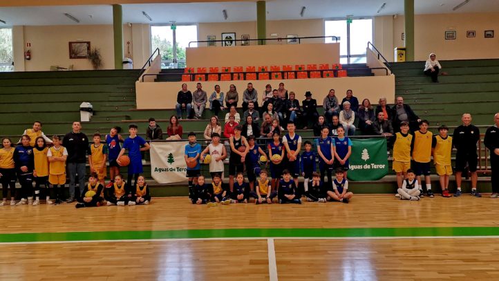 Valleseco y San Mateo comparten una jornada de baloncesto",Jornada de baloncesto con niños y entrenadores en un pabellón deportivo lleno de espectadores.