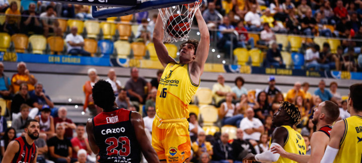 Jugador del CB Gran Canaria realiza una acción de mate durante un partido.