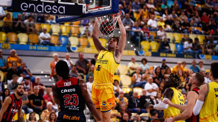 Jugador del CB Gran Canaria realiza una acción de mate durante un partido.